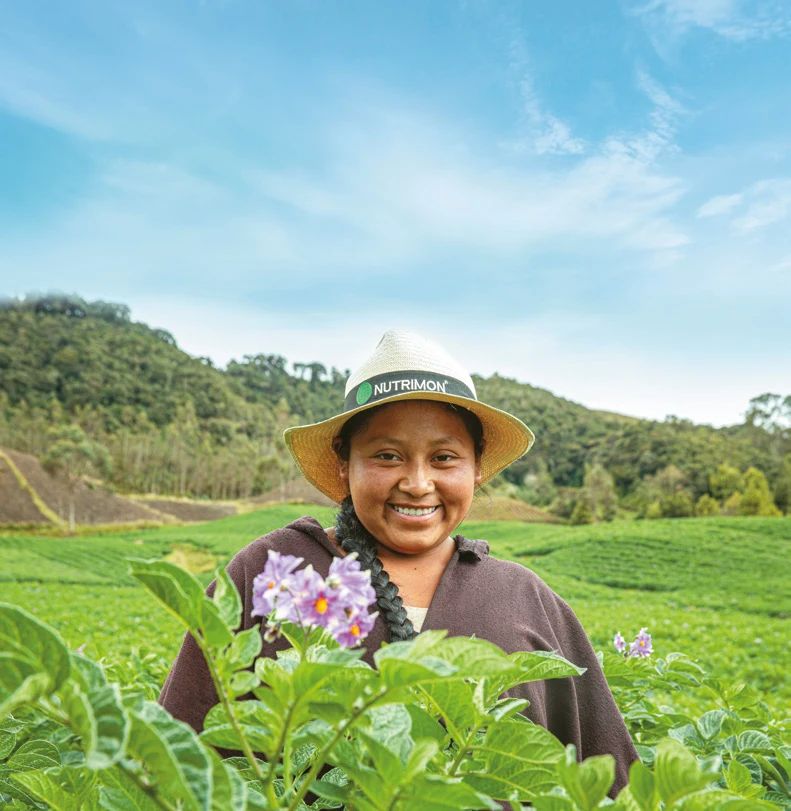 Agricultora colombiana con sombrero Nutrimon en cultivo de papa — AGC Agro
